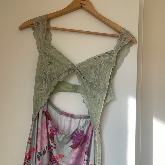 Amazon Dress - Picture 3 of 3